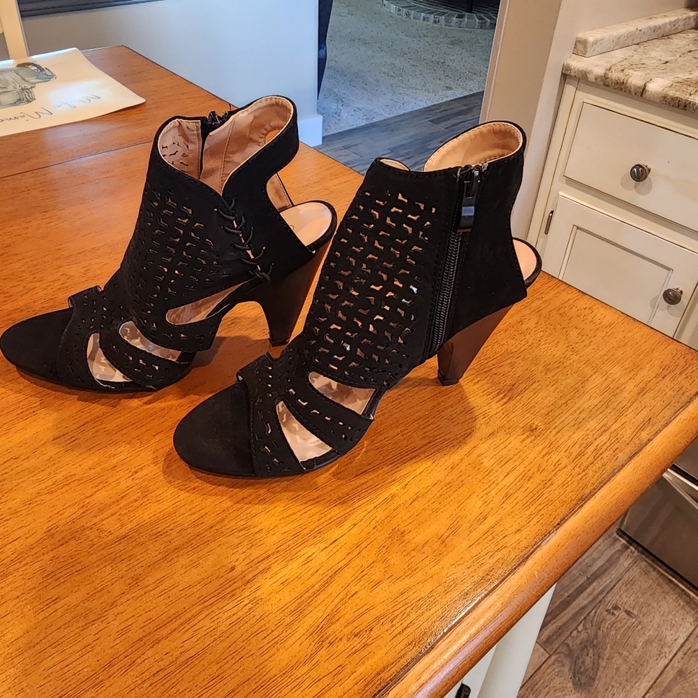 Forever 21 Black Sandals. New size 8.